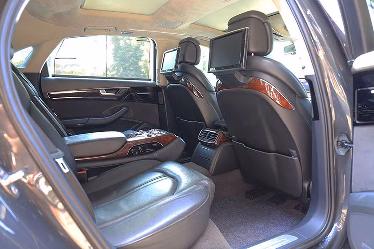 Là đối thủ cạnh tranh của Mercedes-Benz S-Class và BMW 7-Series, không bất ngờ khi hàng ghế phía sau của Audi A8 vô cùng rộng rãi và được lấp đầy bằng những công nghệ. Đáng chú ý là hệ thống giải trí với màn hình trung tâm lớn, tích hợp hệ thống dẫn đường, đi kèm với dàn âm thanh 12 loa Bose có tổng công suất lên tới 255W.