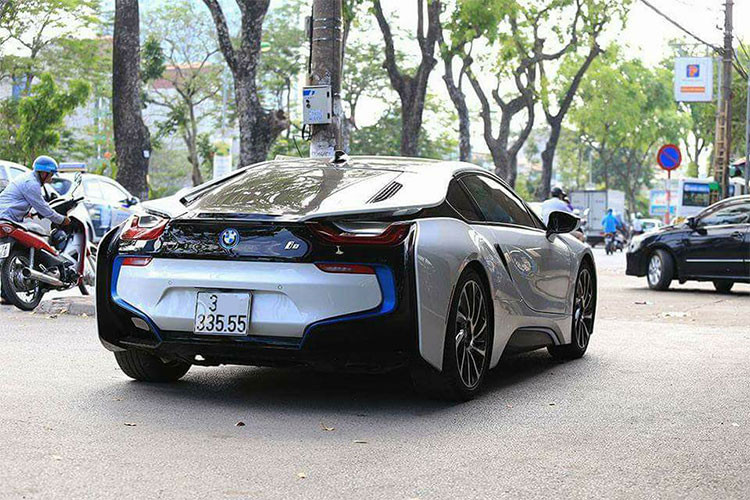 Tổng công suất của mẫu siêu xe BMW i8 theo công bố lên tới 362 mã lực và 570 mô-men xoắn Nm. Hai khối động cơ trên xe có thể giúp cho i8 tăng tốc từ 4,4 giây để đạt 100 km/h trước khi đạt tới tốc độ tối đa 250 km/h.