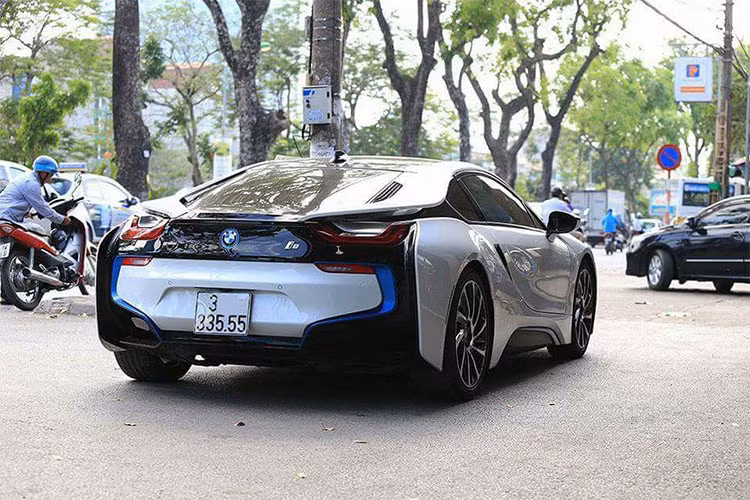 Tổng công suất của mẫu siêu xe BMW i8 theo công bố lên tới 362 mã lực và 570 mô-men xoắn Nm. Hai khối động cơ trên xe có thể giúp cho i8 tăng tốc từ 4,4 giây để đạt 100 km/h trước khi đạt tới tốc độ tối đa 250 km/h.