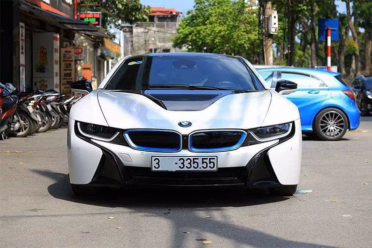 Trước thời điểm 1/7, giá siêu xe BMW i8 tại thị trường Việt là vào khoảng hơn 7 tỷ đồng. Hiện nhiều mẫu xe hàng lướt không chính hãng tại các đại lý ở Hà Nội và TP HCM đều đang rao bán mẫu xe này thấp nhất khoảng từ hơn 3 tỷ đến 4 tỷ đồng. Mức giá này giảm một nửa so với thời điểm mới về nước.