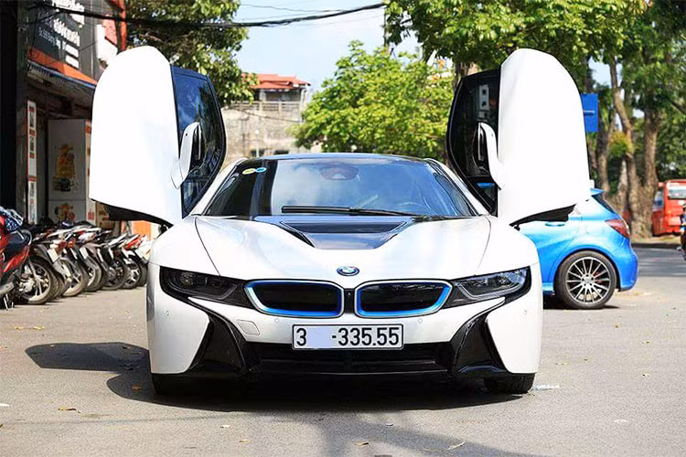Ngay ở lần đầu được ra mắt ra mắt, BMW i8 (còn được gọi với biệt danh "siêu xe xanh") đã khiến cả thế giới xe "sốc" vì thiết kế hiện đại như bước ra từ trong phim viễn tưởng bởi thiết kế bề ngoài. Đáng chú ý nhất chính là việc hãng xe BMW của Đức đã thiết kế độc đáo ngoại hình với hai cánh cửa Lambo Door mang đậm chất tương lai.