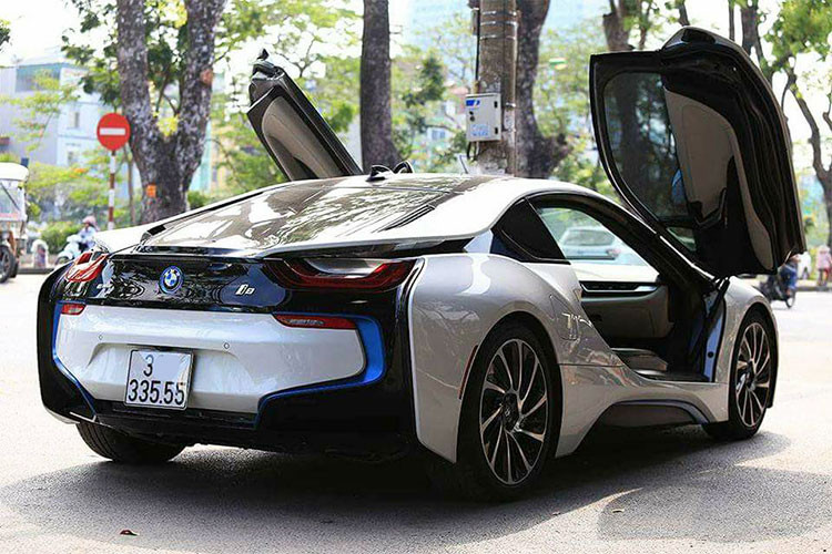 Chỉ sau thời điểm ra mắt thị trường toàn cầu, BMW i8 liên tục được nhập về Việt Nam, tính đến thời điểm hiện tại thì mẫu xe này phải có tới hàng chục chiếc trải dài từ Bắc vào Nam. Điểm ấn tượng trên chiếc BMW i8 là nó có cấu trúc được thiết kế tương tự một số siêu xe hàng đầu Thế giới như LaFerrari hay McLaren P1...