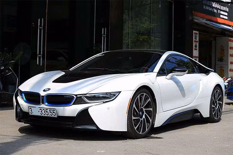 BMW i8 từng gây được ấn tượng mạnh với giới chơi xe Việt Nam cũng như quốc tế khi sở hữu thiết kế áp dụng công nghệ chế tạo module với vật liệu sợi carbon cường lực, thép và kính cường lực Gorilla Class, bên cạnh đó là tích hợp hệ thống động cơ Hybrid tiên tiến và đèn pha Laser "đỉnh".