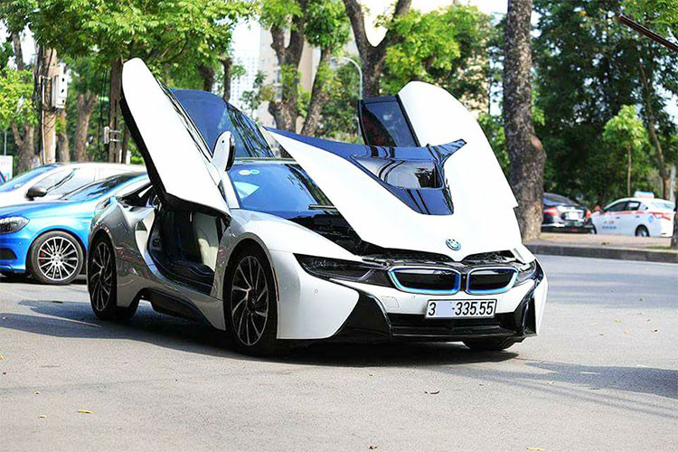 Mẫu siêu xe BMW i8 từng trở thành một hiện tượng tại Việt Nam vào những năm 2015 do yếu tố thương hiệu, thẩm mỹ và giá bán chỉ dao động từ 7 đến 8 tỷ đồng. Sau trào lưu chơi "siêu xe xanh" BMW i8, nó đã nhanh chóng xuống giá - thậm chí thành trào lưu cho dân chơi nhờ giá rẻ.