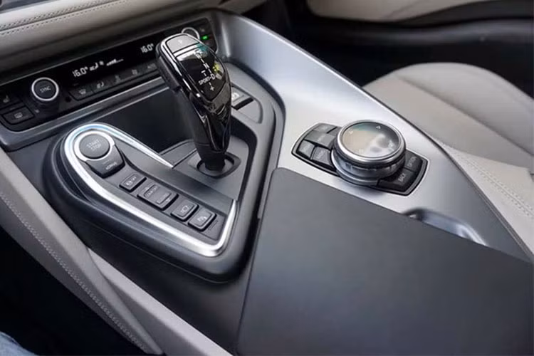 Các vị trí ghế điều chỉnh giúp người lái và hành khách thoải mái trên hành trình dài. Cần số của xe thiết kế sang trọng đặt ngay ở bệ trung tâm. Xe được trang bị động cơ 1.3l tăng áp 3 xi-lanh tăng áp 231 mã lực nằm giữa, cùng với mô-tơ điện 131 mã lực ở bánh trước.