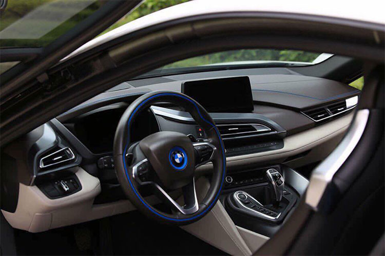 Không gian nội thất xe tạo cảm giác khá hiện đại nhưng vẫn quen thuộc như những dòng xe phổ biến của hãng. Với những người từng lái BMW, không mất nhiều thời gian để lsử dụng mẫu xe này. Trang bị tiêu chuẩn trên xe bao gồm hệ thống kiểm soát khí hậu, kiểm soát hành trình, radio vệ tinh, màn hình heads-up, Bluetooth và kết nối USB...