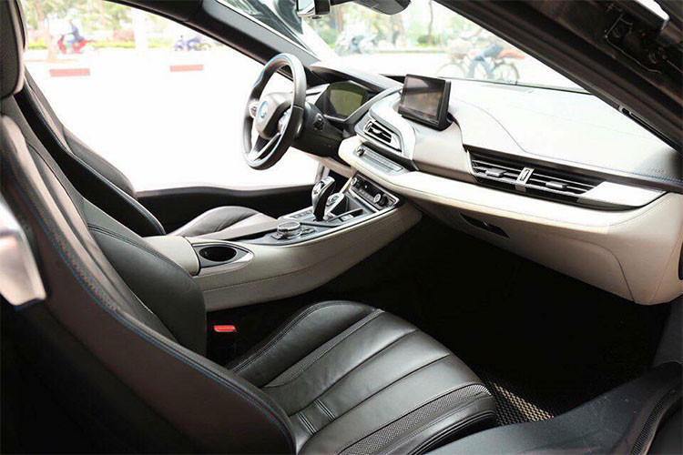 Các trang bị khác bao gồm; hệ thống theo dõi áp suất lốp, kiểm soát các van động cơ, ghế điều chỉnh điện và ghế trước có sưởi. Các cảm biến đỗ xe phía trước và sau hiển thị hình ảnh thông qua màn hình 8,8 inch. Các vị trí ghế điều chỉnh giúp người lái và hành khách thoải mái trên hành trình dài.