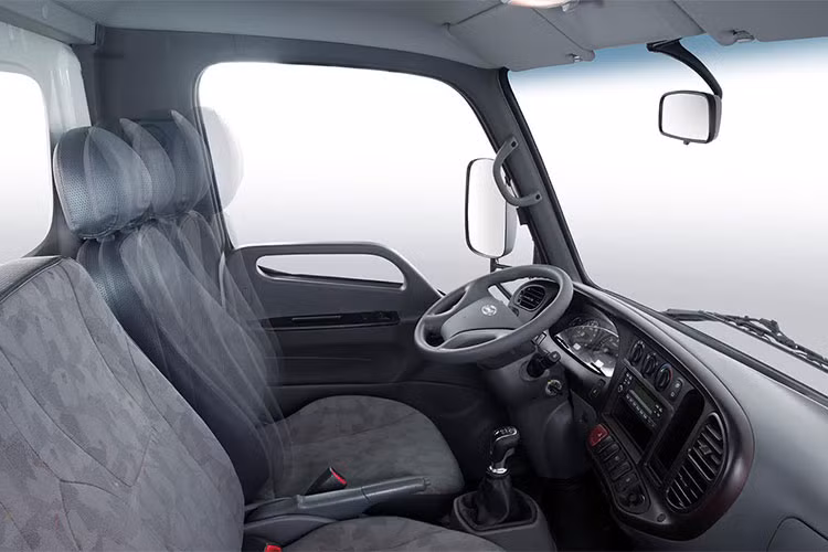 Khung xe được làm bằng thép cao cấp, dày dặn và cứng cáp. Hệ thống treo với nhíp lá và bộ giảm chấn phía trước và phía sau giúp tăng cường khả năng chịu tải và đảm bảo khả năng vận hành êm ái trên mọi cung đường. Trục trước được trang bị thanh giằng cầu, giúp cho xe vận hành ổn định, đặc biệt khi vào cua, đảm bảo an toàn người và xe.