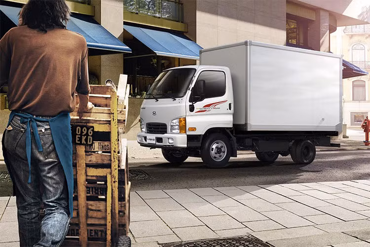 Với sự kết hợp này, New Mighty N250 hoạt động rất mạnh mẽ nhưng cũng rất tiết kiệm nhiên liệu. Đặc biệt, New Mighty N250 còn được trang bị hệ thống van điều hòa lực phanh theo tải trọng (LSPV), giúp điều chỉnh lực phanh phù hợp với từng mức tải trọng khi vận hành, mang lại sự an toàn tối ưu. Đây là một ưu thế của New Mighty N250.