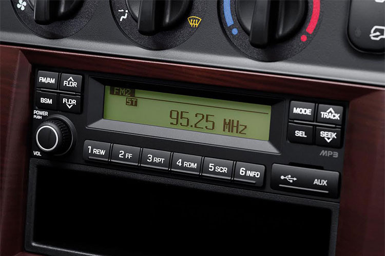 Vô lăng trợ lực và điều chỉnh theo vị trí lái. Hệ thống âm thanh đa kết nối Radio/USB/AUX/. Điều hòa chỉnh tay mang lại không gian thoải mái, dễ chịu. Ngoài ra chiếc xe còn được trang bị nhiều tiện ích như hộc để đồ trung tâm, hộc để đồ cánh cửa, chỗ để cốc và ngăn chứa đồ ghế phụ.