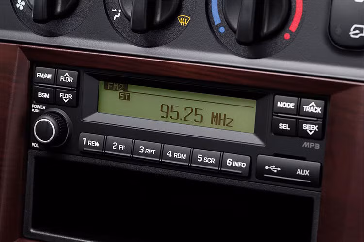 Vô lăng trợ lực và điều chỉnh theo vị trí lái. Hệ thống âm thanh đa kết nối Radio/USB/AUX/. Điều hòa chỉnh tay mang lại không gian thoải mái, dễ chịu. Ngoài ra chiếc xe còn được trang bị nhiều tiện ích như hộc để đồ trung tâm, hộc để đồ cánh cửa, chỗ để cốc và ngăn chứa đồ ghế phụ.