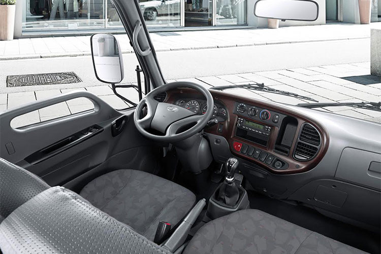 Không gian nội thất được thiết kế rộng rãi và thoải mái nhằm giảm căng thẳng khi lái xe. Bảng điều khiển trung tâm được thiết kế hiện đại và dễ thao tác. Cụm đồng hồ trung tâm hiển thị tình trạng xe và các thông tin một cách rõ ràng và chính xác.