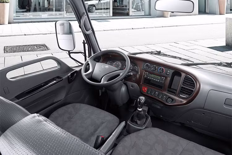 Không gian nội thất được thiết kế rộng rãi và thoải mái nhằm giảm căng thẳng khi lái xe. Bảng điều khiển trung tâm được thiết kế hiện đại và dễ thao tác. Cụm đồng hồ trung tâm hiển thị tình trạng xe và các thông tin một cách rõ ràng và chính xác.
