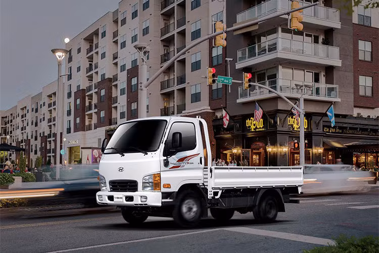 Hyundai New Mighty 2018 có thiết kế hiện đại, nổi bật của dòng xe tải cao cấp. Kích thước tổng thể Dài x Rộng x Cao tương ứng là 5,260mm x 1,760mm x 2,200mm, chiều dài cơ sở 2,810mm rất phù hợp cho một chiếc xe tải hoạt động trong thành phố, khu vực đông dân cư.