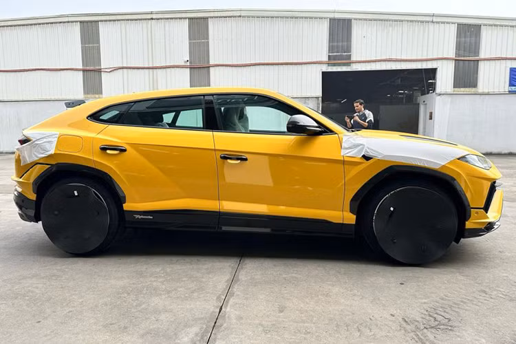 Siêu SUV Lamborghini Urus Performante có những đường cắt sâu từ mui xuống cản trước, nắp ca-po, bao gồm những khe gió bổ trợ được làm từ sợi carbon cùng màu với ngoại thất hoặc tùy chọn bề mặt sợi carbon lộ thiên. Tùy chọn mui xe bằng sợi carbon được lấy cảm hứng từ những “người tiền nhiệm” như Huracan Performante và Super Trofeo.