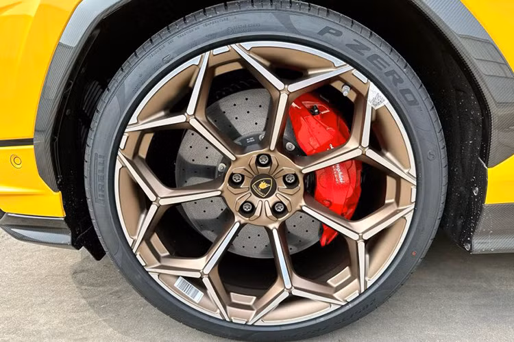 Phần cản sau cũng mang một số thay đổi khi sở hữu những đường khuếch tán gió đặt giữa hai bộ ống xả đôi chất liệu titanium đến từ thương hiệu Akrapovic ở hai bên. Bên cạnh đó, xe được trang bị bộ mâm hợp kim đa chấu 2 tông màu, kích thước 23 inch, đi cùng bộ lốp tiêu chuẩn Pirelli P Zero có rãnh rộng hơn giúp bám đường tốt hơn. 