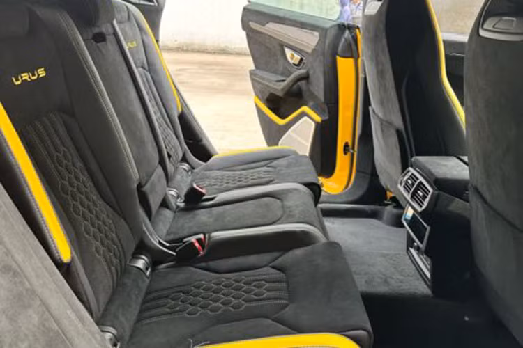 Cung cấp sức mạnh cho Lamborghini Urus Performante là động cơ V8 4.0L tăng áp kép, sản sinh ra công suất đạt mức 666 mã lực cùng 850 Nm mô-men xoắn. Đi kèm với khối động cơ này là hộp số 8 cấp tự động và hệ dẫn động bốn bánh. 