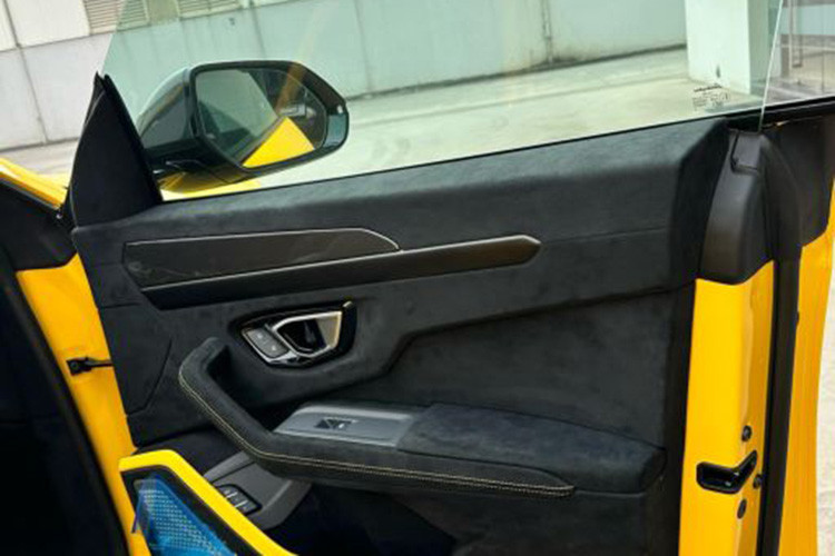 Mong muốn mang tinh thần thể thao và đề cao trải nghiệm lái đích thực, nội thất của Urus Performante có những đặc trưng của công nghệ từ các vật liệu trọng lượng nhẹ và tân tiến như sợi carbon,...