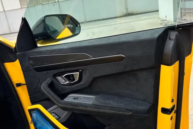 Mong muốn mang tinh thần thể thao và đề cao trải nghiệm lái đích thực, nội thất của Urus Performante có những đặc trưng của công nghệ từ các vật liệu trọng lượng nhẹ và tân tiến như sợi carbon,...