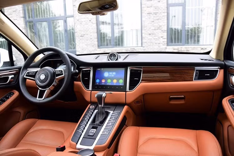 Được biết, ngoài việc "nhái" các chi tiết ngoại hình giống siêu xe nhà Porche, hãng xe Zotye còn "copy" gần như y hệt nội thất của xe nhưng mang phong cách khác đi. Cụ thể, trên chiếc xe này, bảng điều khiển trung tâm, vô-lăng thể thao và màn hình hệ thống thông tin giải trí.