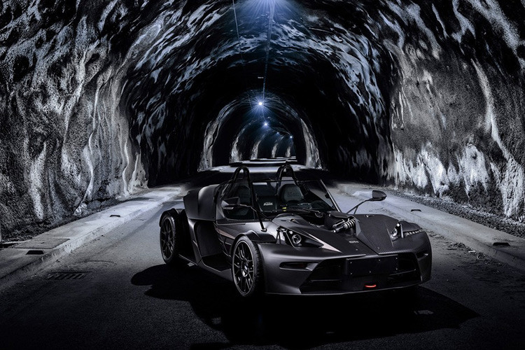 KTM là thương hiệu nổi tiếng với các dòng xe môtô địa hình chuyên nghiệp và xe thương mại, thế nhưng ít người biết rằng KTM cũng sản xuất cả xe đua 4 bánh, mẫu xe ôtô KTM mới này chính là X-Bow. Mới đây, thương hiệu xe Áo vừa chính thức giới thiệu phiên bản nâng cấp X-Bow GTX với sức mạnh vô cùng ấn tượng.