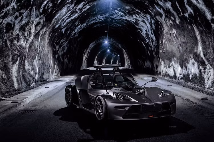 KTM là thương hiệu nổi tiếng với các dòng xe môtô địa hình chuyên nghiệp và xe thương mại, thế nhưng ít người biết rằng KTM cũng sản xuất cả xe đua 4 bánh, mẫu xe ôtô KTM mới này chính là X-Bow. Mới đây, thương hiệu xe Áo vừa chính thức giới thiệu phiên bản nâng cấp X-Bow GTX với sức mạnh vô cùng ấn tượng.