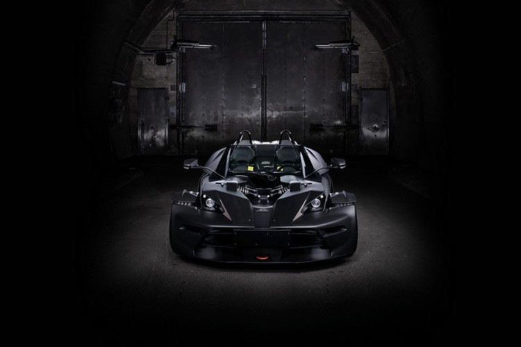 Theo KTM, tên xe đọc đúng là "Cross-Bow" thay vì "Ex-Bow" như nhiều người lầm tưởng, mẫu xe này là sản phẩm hợp tác của nhiều bên, bao gồm KTM, studio thiết kế Kiska Design, Audi, Reiter Engineerng, GmbH và nhà sản xuất khung gầm Dallara.