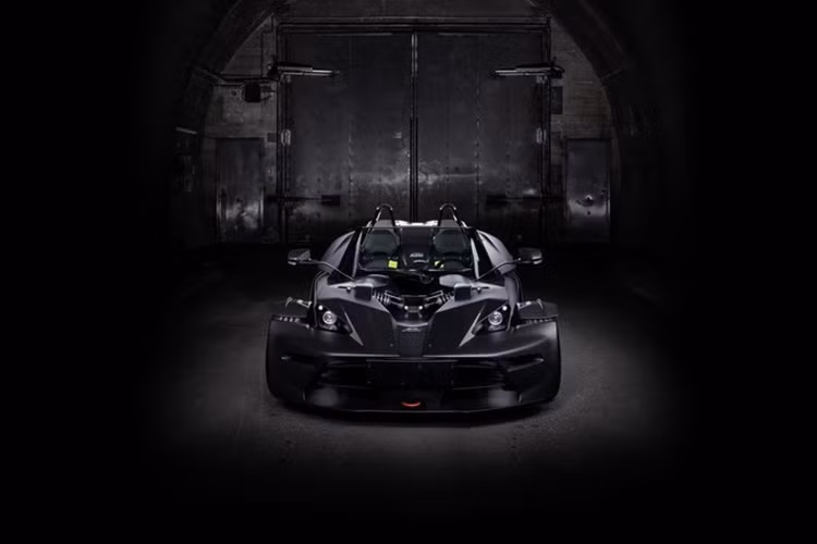 Theo KTM, tên xe đọc đúng là "Cross-Bow" thay vì "Ex-Bow" như nhiều người lầm tưởng, mẫu xe này là sản phẩm hợp tác của nhiều bên, bao gồm KTM, studio thiết kế Kiska Design, Audi, Reiter Engineerng, GmbH và nhà sản xuất khung gầm Dallara.