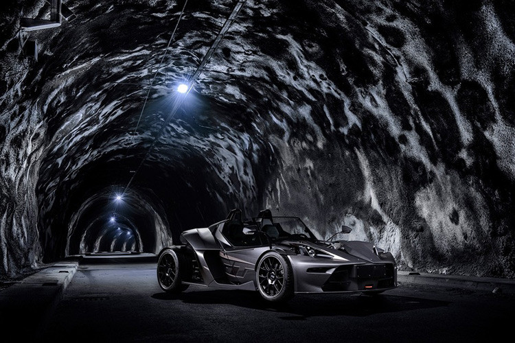 Về mặt giá thành, hiện hãng xe Áo vẫn chưa công bố giá xe KTM X-Bow GTX cao cấp nhất, nhưng phiên bản X-Bow GT4 tiêu chuẩn đã có giá lên đến 181.200 USD, tương đương 4,2 tỷ đồng. Vì vậy, giá xe X-Bow GTX nếu được công bố sẽ ở mức rất cao.