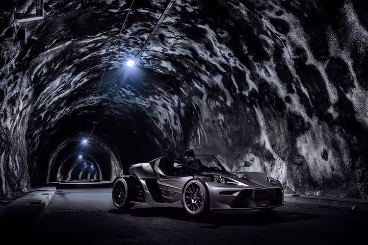 Về mặt giá thành, hiện hãng xe Áo vẫn chưa công bố giá xe KTM X-Bow GTX cao cấp nhất, nhưng phiên bản X-Bow GT4 tiêu chuẩn đã có giá lên đến 181.200 USD, tương đương 4,2 tỷ đồng. Vì vậy, giá xe X-Bow GTX nếu được công bố sẽ ở mức rất cao.