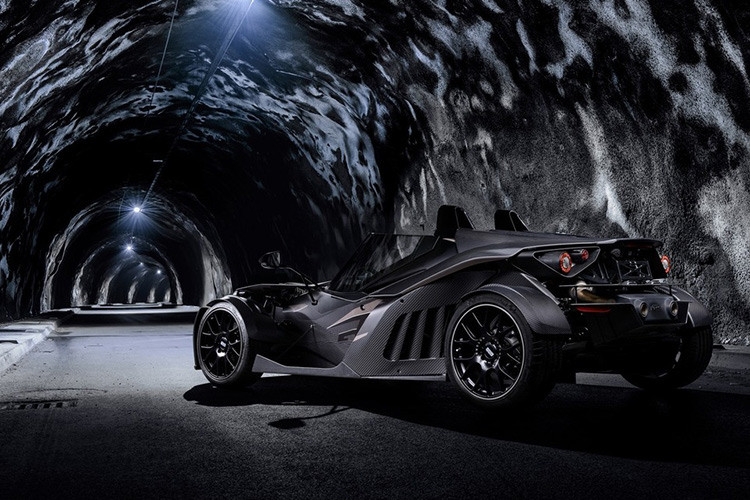 Được biết, KTM X-Bow GTX vẫn được hãng xe Áo kết hợp với các đối tác kể trên để phát triển sản xuất. Xe được phát triển dựa trên quy định GT2 để có thể tham gia vào một số giải đua nhất định.