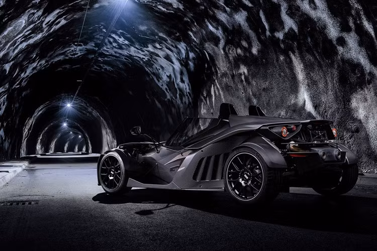 Được biết, KTM X-Bow GTX vẫn được hãng xe Áo kết hợp với các đối tác kể trên để phát triển sản xuất. Xe được phát triển dựa trên quy định GT2 để có thể tham gia vào một số giải đua nhất định.