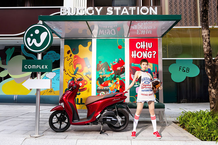 Rapper Phao voi Tiktoker Hoa Xu do phong cach voi Yamaha Janus