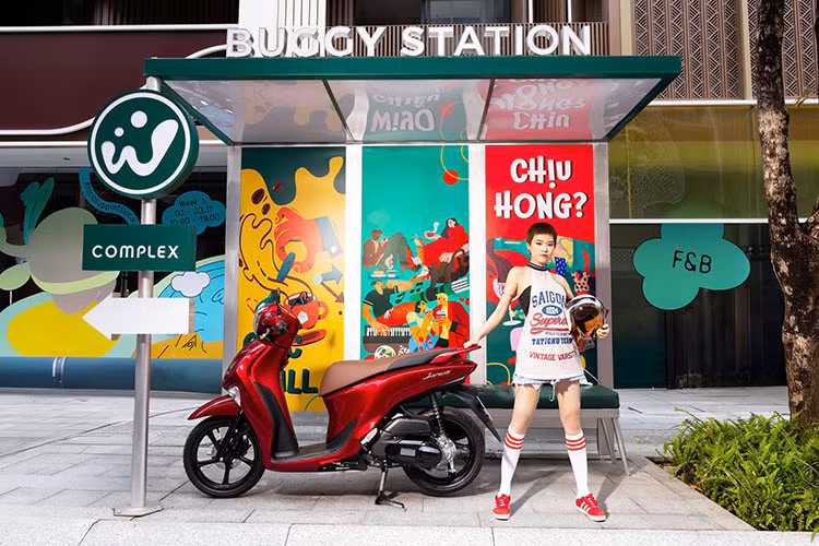 Rapper Phao voi Tiktoker Hoa Xu do phong cach voi Yamaha Janus