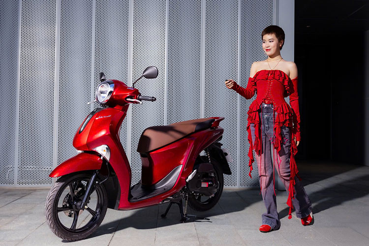 Rapper Phao voi Tiktoker Hoa Xu do phong cach voi Yamaha Janus-Hinh-4