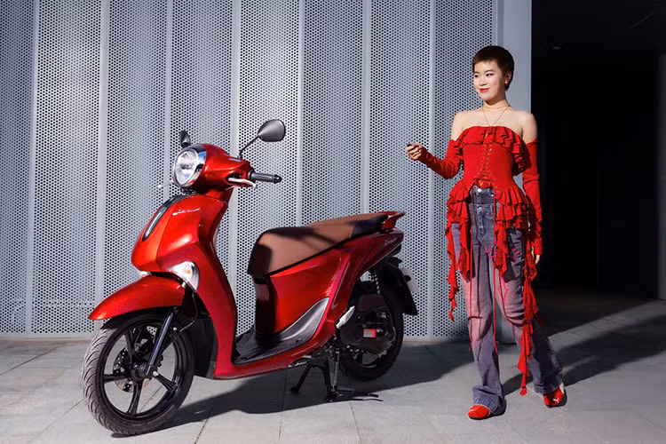 Rapper Phao voi Tiktoker Hoa Xu do phong cach voi Yamaha Janus-Hinh-4