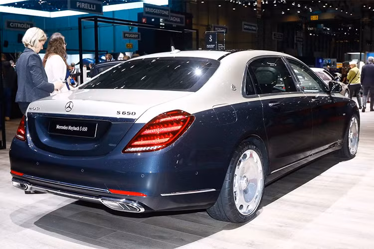 Khách hàng có thể mua 2 phiên bản động cơ của Maybach S-Class. Trong đó bản S560 4Matic sử dụng động cơ V8 4.0 L tăng áp kép mạnh 463 mã lực và mô men xoắn cực đại 700 Nm, kết hợp với hệ dẫn động 4 bánh 4MATIC. Xe có thời gian tăng tốc từ 0 lên 100 km/h chỉ trong 4,8 giây.