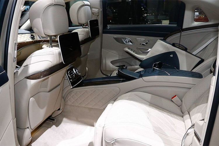 Ngoài ra còn có 3 tùy chọn màu chỉ thêu các chi tiết trong cabin là đồng, vàng hoặc platinum được may trên nền da Nappa đen sang trọng. Chưa kể đến gói trang trí Designo Magnolia mới. Hàng ghế sau còn sở hữu hệ thống đèn ambient.