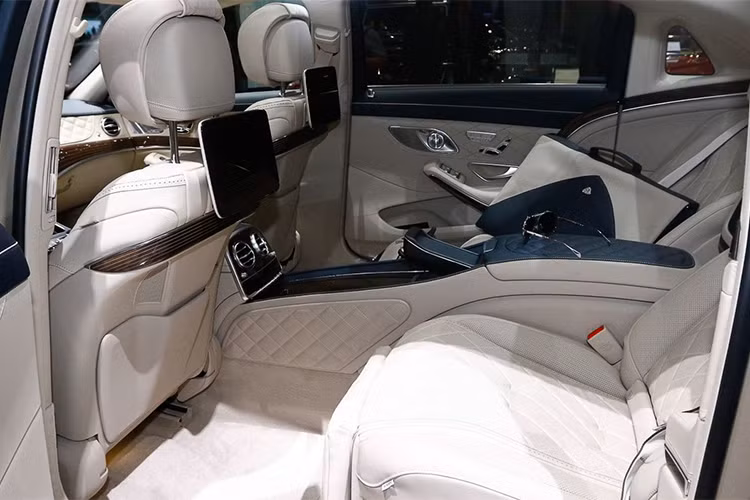 Ngoài ra còn có 3 tùy chọn màu chỉ thêu các chi tiết trong cabin là đồng, vàng hoặc platinum được may trên nền da Nappa đen sang trọng. Chưa kể đến gói trang trí Designo Magnolia mới. Hàng ghế sau còn sở hữu hệ thống đèn ambient.