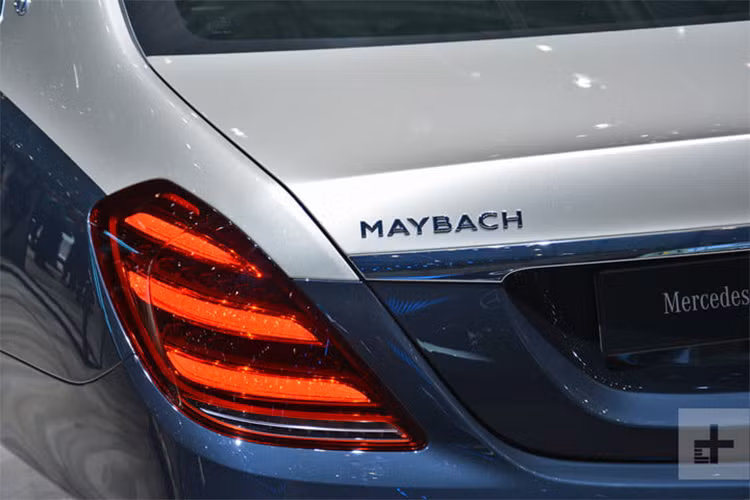 Phong cách thiết phối màu cũng khiến xe đặc biệt hơn, quyền lực hơn và không còn bị lầm lẫn với bản S-Class thông thường, dù nó bị cho là trùng lặp với phong cách của những chiếc xe siêu sang Rolls-Royce.