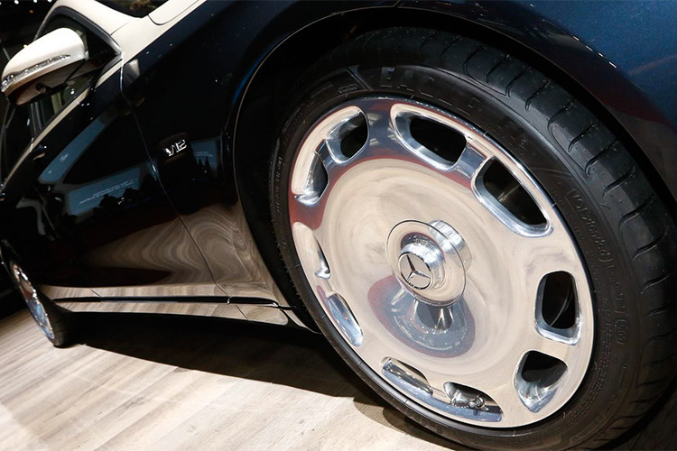 Bộ mâm mới được trang bị cho Mercedes-Maybach S-Class 2019 cũng góp phần tạo ngoại hình tươi mới hơn. Bộ mâm 20 inch là trang bị tiêu chuẩn, cộng với 3 tùy chọn mâm mới khác. Trong đó khách hàng có thể lựa chọn bộ mâm như chiếc mui trần Maybach S650 Cabriolet. 