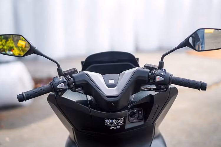 Xe ga Honda PCX 160 2025 có một số thay đổi ở thiết kế. Một trong những điểm có thể sử dụng để nhận diện chính là cụm đèn LED ban ngày hình chữ V cách điệu ở đầu xe. Cụm đèn này, so với thiết kế của phiên bản trước, mảnh hơn.