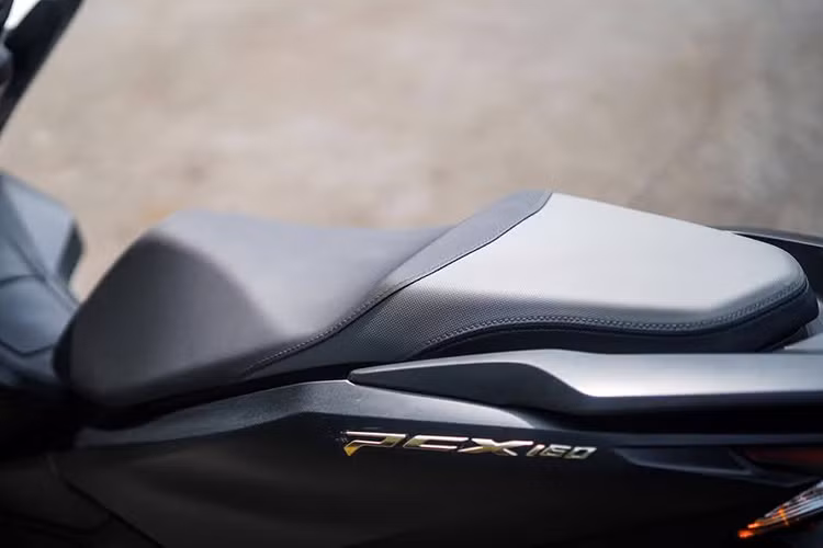 Xe ga Honda PCX 2025 được nhập khẩu về thị trường Việt Nam vẫn trang bị một số tính năng như hệ thống khóa thông mình Smartkey hệ thống dừng tạm thời Idling Stop, cổng sạc USB-C…