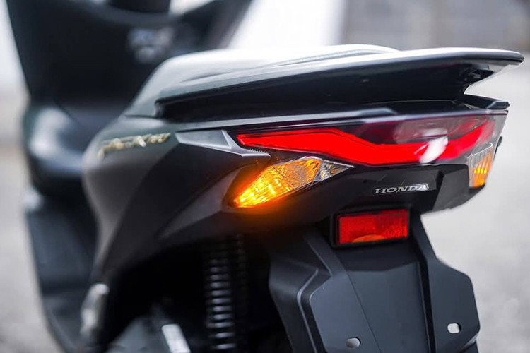 Honda PCX 160 2025 sử dụng động cơ 156,9cc cho công suất 15,82 mã lực tại 8.500 vòng/phút, và mô men xoắn 14,7Nm tại 6.500 vòng/phút. Mức công suất của PCX 160 2025 nhỉnh hơn so với mẫu Air Blade 160 đang bán tại Việt Nam (15 mã lực / 14,6Nm).