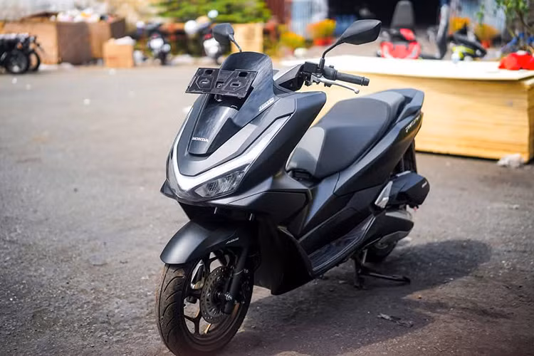  Honda PCX 160 2025 mới đã chính thức được nhập về Việt Nam thông qua các cửa hàng nhập khẩu xe tư nhân. Lô xe đầu tiên có số lượng giới hạn, bao gồm hai tùy chọn màu sắc là đỏ và đen nhám, dự kiến sẽ được phân phối từ cuối tháng 2/2025 sau khi hoàn tất thủ tục đăng kiểm. 