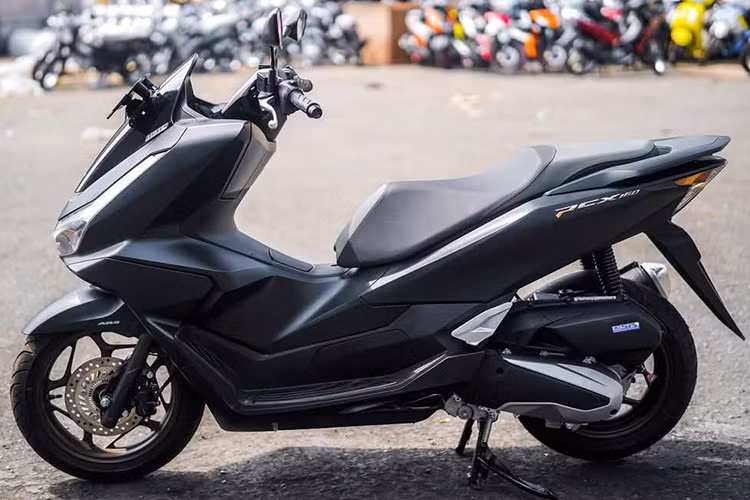 Mẫu xe Honda PCX 160 2025 tại Việt Nam là phiên bản hoàn toàn mới với nhiều nâng cấp đáng giá về thiết kế, công nghệ và động cơ, hứa hẹn sẽ mang đến trải nghiệm lái xe ấn tượng cho người dùng.
