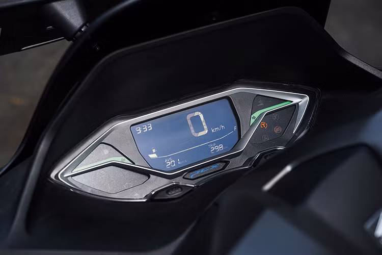 PCX 160 2025 cũng sở hữu màn hình hiển thị TFT 5 inch mới (2 chế độ ngày và đêm) có thể kết nối với điện thoại thông minh thông qua Honda RoadSync, hỗ trợ nhận cuộc gọi, tin nhắn, điều hướng, nghe nhạc…