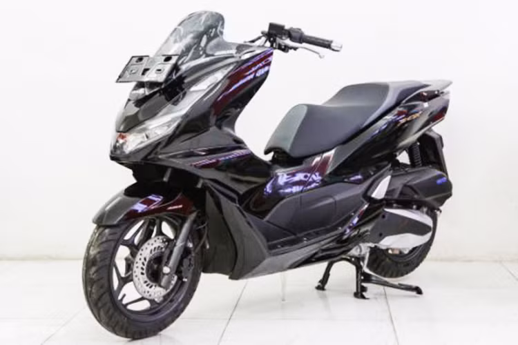 Đơn vị nhập khẩu tại Việt Nam hiện chưa công bố giá xe Honda PCX 160 2025. Tuy nhiên, tại thị trường Indonesia, mẫu xe này có 3 phiên bản gồm CBS, ABS và RoadSync với giá bán dao động từ 33,75 - 40,35 triệu rupiah (tương đương khoảng 52,7 - 63 triệu đồng).