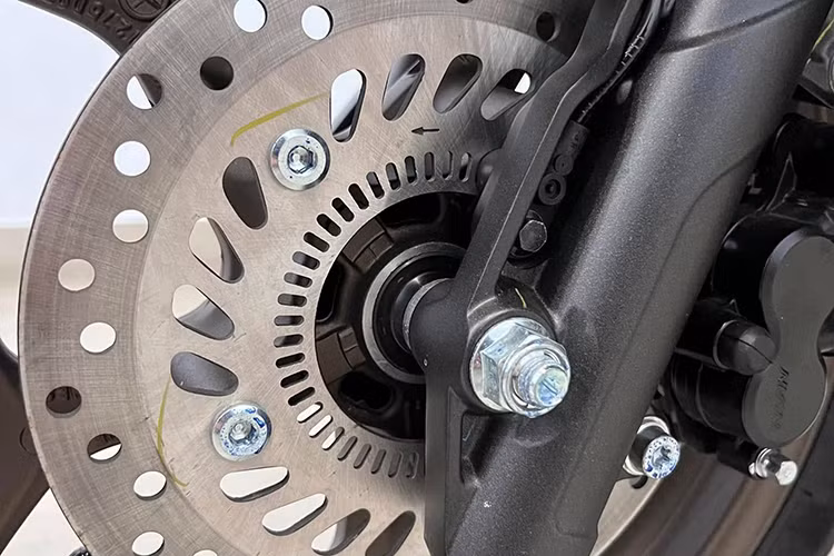 Theo thông tin được công bố, Honda PCX 160 2025 có mức tiêu hao nhiên liệu là 2,198L/100km. Con số này tương đương nhiều mẫu xe tay ga khác trong phân khúc 160cc.