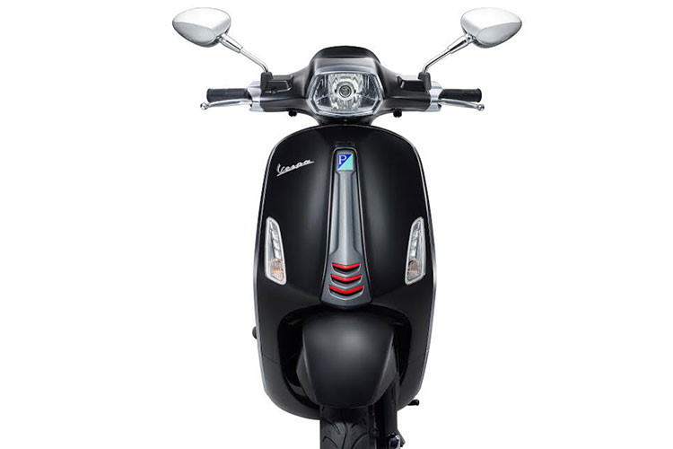 Xe sở hữu kích thước tổng thể không thay đổi so với phiên bản đang bán ra hiện nay. Với thiết kế với hân thép nguyên khối và các chi tiết đồng màu với điểm nhấn thiết kế tem thể thao màu đỏ, Vespa Sprint Carbon 2018 dành cho những khách hàng coi cuộc sống là một môn thể thao.